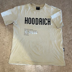 Hoodrich tshirt - Hoodrich tshirt i nyskick inga fel med den 10/10. För fler frågor hör gärna av dig. Pris kan diskuteras vid SNABB affär!!