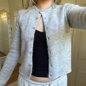 Gina kofta - Kofta från Gina premium Quality som endast är använd ett fåtal gånger, där av är den i nyskick. Storlek xs köparen står för frakten 🩷