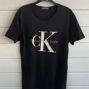 Ny oanvänd Calvin Klein T-Shirt i svart färg 