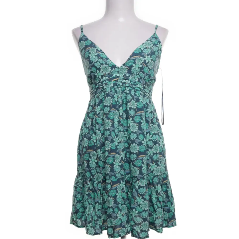 Blå/grön klänning från pull & bear. Blommigt mönster. Storlek XS/S. Hör av dig vid frågor eller fler bilder!. Klänningar.