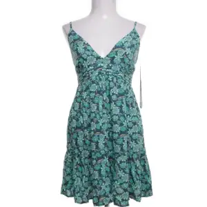 Blå/grön klänning från pull & bear. Blommigt mönster. Storlek XS/S. Hör av dig vid frågor eller fler bilder!