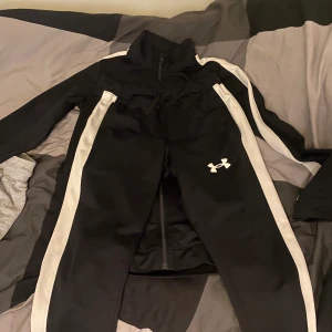 Under Armour tracksuite  - Har haft den i 2 veckor använt den 3 gånger bra Skick