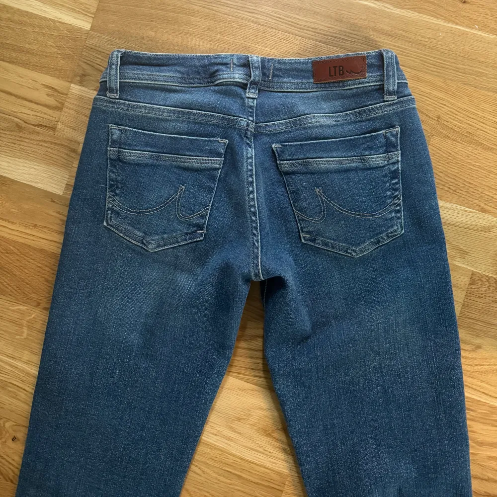 Säljer ett par Low waisted bootcut jeans ifrån ltb, modellen valerie. Färgen heter blir addict. Använda 1-2 gånger Max, ser helt nya ut. Populära och slutsålda jeans, köpta för 915kr.. Jeans & Byxor.