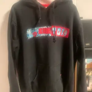 Megafet hoodie med coola detaljer på baksidan🔥🔥🙏