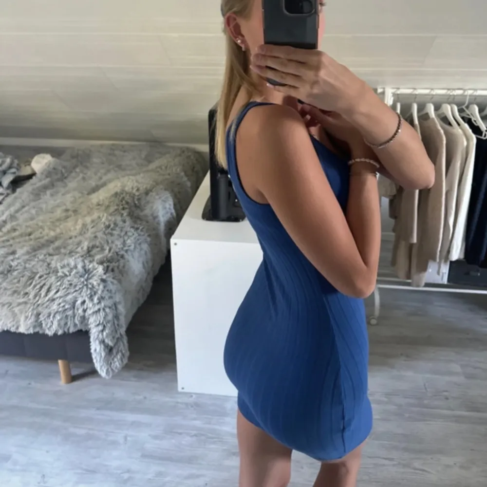 säljer min blå klänning perfekt till sommaren i storlek S😍. Klänningar.