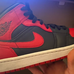 Ett par Jordan 1 Mid Banned - Ett par snygga Jordans som knappt är använda