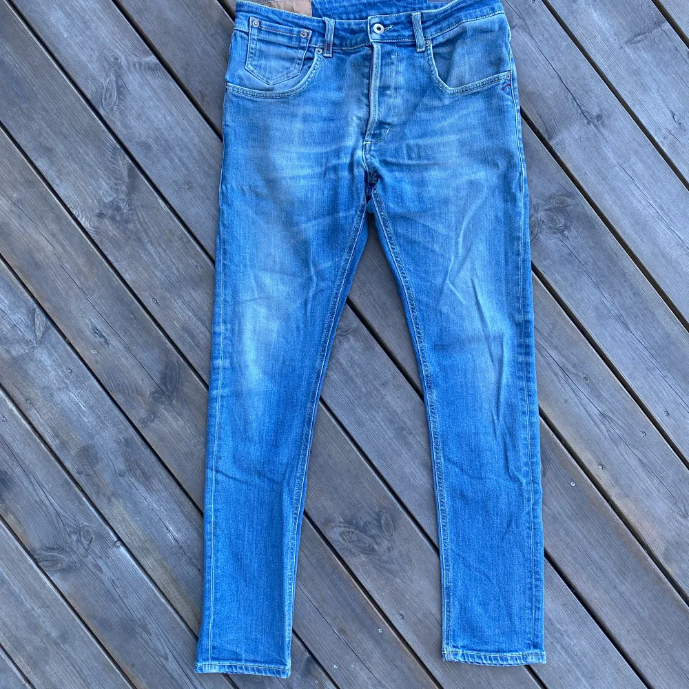 Tja säljer ett par dondup Colway som sitter slim | storlek 31 passar även mindre | skicket är 8.5/10 | vid frågor är de bara o skriva🙌. Jeans & Byxor.