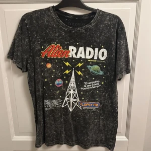 coldplay tröja  - Säljer denna super snygga coldplay tröja som tyvärr inte kommer till användning längre, har också 2 st och ena är redan sånt nypris 800kr säljer för 500kr 🥰