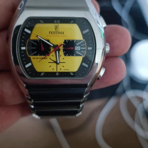 Festina Chronograph klocka - Säljer denna fina klocka för den kommer inte till användning längre. Den är i använt skick med lite repor men det är värt priset. Det är stainless steel och vattentät till 100meters djup. Kostar ca 3000kr på Ebay.