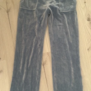 Juicy couture byxor - Ljusblå juicy byxor, fint skick inga fläckar eller liknande. Ena metall grejen på snöret har lossnat, annars nyskick! Storlek S, säljer dom då dom tyvär är för små!