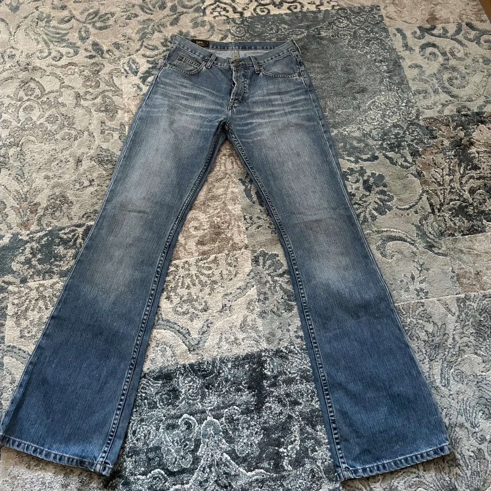 skit snygga bootcut jeans från Lee. W29 men små i st så passar 36. ny skicka, inga skador eller defekter m. skriv till mig om du har några frågor eller funderingar💫🪩🌸. Jeans & Byxor.