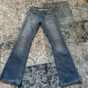 skit snygga bootcut jeans från Lee. W29 men små i st så passar 36. ny skicka, inga skador eller defekter m. skriv till mig om du har några frågor eller funderingar💫🪩🌸