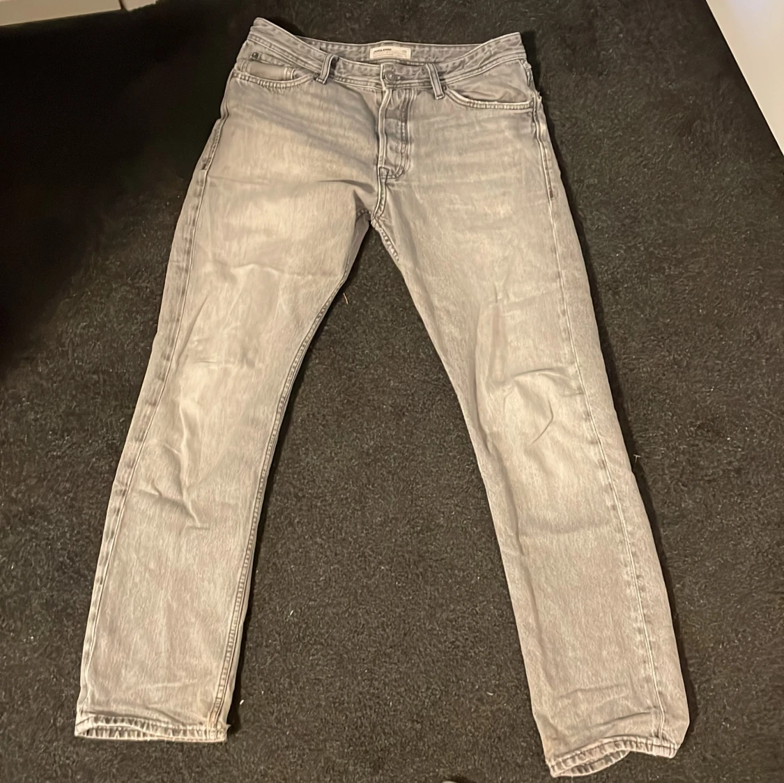 Grå jeans