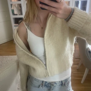 Stickad zip tröja  - Säljer min zip tröja som är så söt 🥰Den är från zaras barnavdelning i storlek 164 men det motsvarar en xs-s❤️