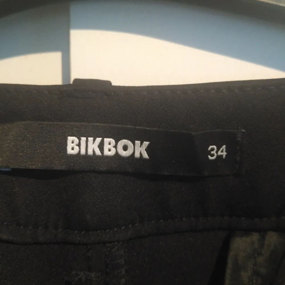 De trendiga högmidjade kostymbyxorna från Bik Bok🌟Jag säljer dom pågrund av att dom har blivit lite för små för mig och de skaver på min navelpercing 😕skriv för frågor eller bilder❤️❤️köpte dom för 499kr säljer för 300kr❤️inga defekter💟🌟. Jeans & Byxor.