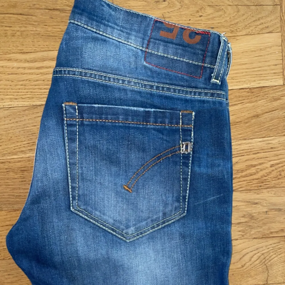 Säljer nu dessa otroligt feta och eftertraktade DONDUP jeans i ett 10/10 skick 🤩. (Nypris ca 3000 kr) Hör av er vid minsta fundering. Jeans & Byxor.