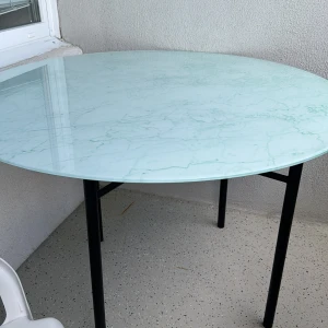 Köksbord - Säljer mitt köksbord som köptes cirka 2 år sedan från Mio. Köpt för 3500kr och säljs för 1200kr. Finns i Södertälje vid köp.