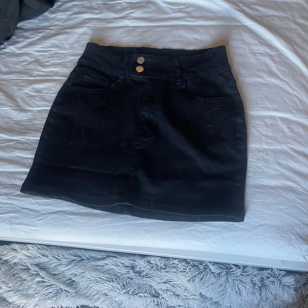 Det är en svart high waisted jeans miniskirt  jag råkade beställa dubbel så aldrig testad  Den är i storlek M. Kjolar.
