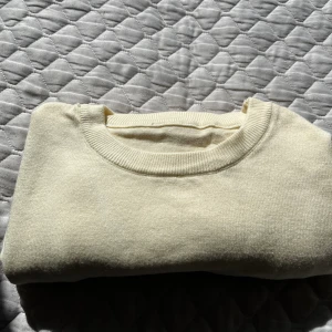 Kaschmir tröja  - Säljer denna tröja i kaschmir som inte var som jag tänkt i storlek och säljer den därav. Storleken är S och passar S. Den är från ett okänt märke och därav det låga priset. Kontakta vid frågor.