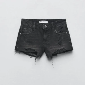 lågmidjade jeansshorts - helt oanvända lågmidjade jeansshorts från zara som inte säljs mer, köpta här på plick men passade tyvärr inte så nu säljer jag vidare! lappen sitter kvar!!