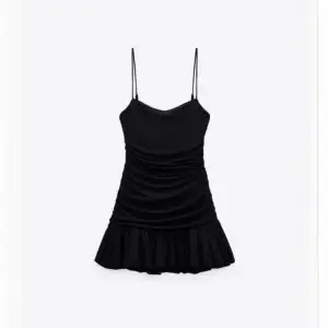 Skit snygg klänning från zara som inte har kommit till någon användning, endast testad. Originalpris 599kr. Pris kan diskuteras vid snabb affär.💓