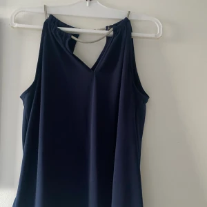 Jättefin mörkblå blus - Jättefin blå blus från ESPRIT, i storlek M men funkar till S också! Den är verkligen jättevacker på! Väldigt bra skick. 