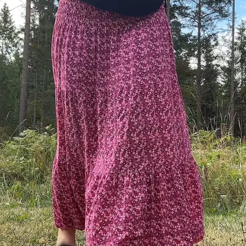 Säljer min suuuper fina rosa kjol eftersom den inte har kommit till så mycket användning. Köpte i en liten butik på Gotland o står tyvärr ingen storlek men passar mig som har strl S och är ca 160 lång. Skriv för fler bilder!!🩷. Kjolar.