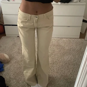 Beige repay jeans  - Endast användt 1 gång men inte min stil längre annars är den fin och hållt ren utan några fläckar eller något sånt!💞 hör av mig för frågor 