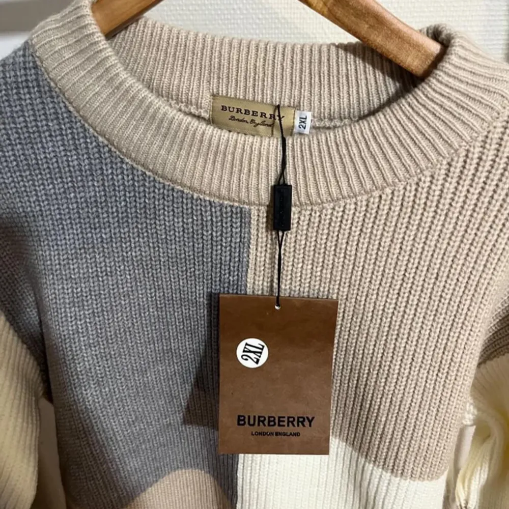Helt ny och oanvänd burberry stickad tröja, 10/10 skick. Det står att det är storlek 2XL men den sitter som en M. Riktigt fin och bekväm. Rekommenderar starkt!.. Tröjor & Koftor.