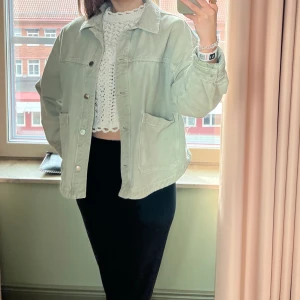 Grön jeansjacka zara - Jätte fin jeansjacka i vårig grön färg! Storlek M passa Xs och S med beroende på hur man vill att den ska sitta! Har tyvärr tröttnat på den så säljer vidare och hoppas nån annan kan ha den!!🫶🏻köpt på zara förra året
