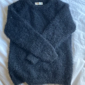 Fluffig tröja 👕  - En svart fluffig tröja 👕 från lager 157💗