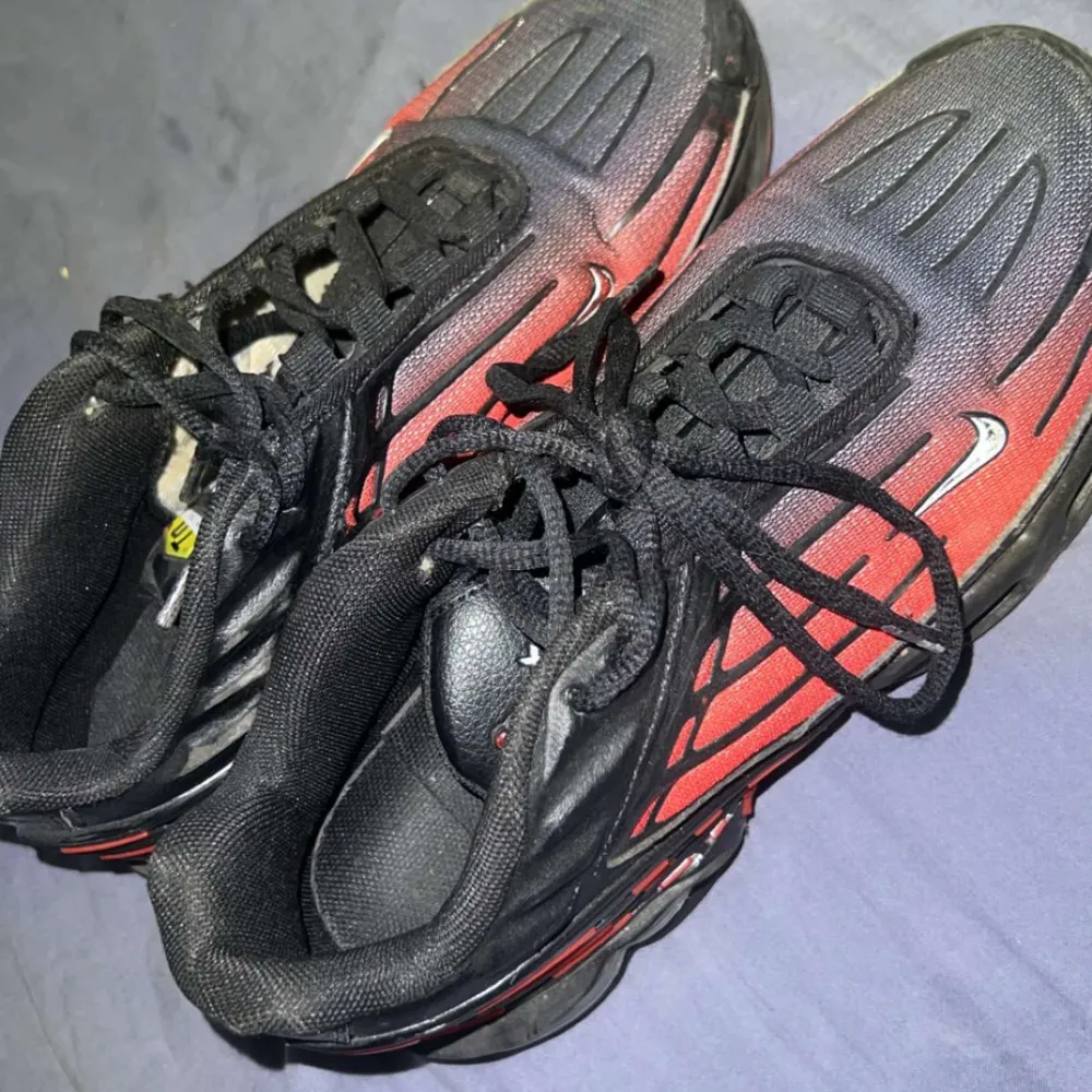 Jag säljer de här TN Nike skorna för 500 skick 8/10 de är bara smutsiga men går att tvätta kom privat om ni är intresserade . Skor.