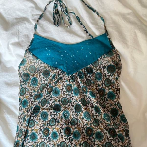 Halterneck topp - Vintage halterneck linne från H&M i perfekt skick. Storlek Xs. Pris kan sänkas med snabb affär (BVSA), köparen står för frakt!