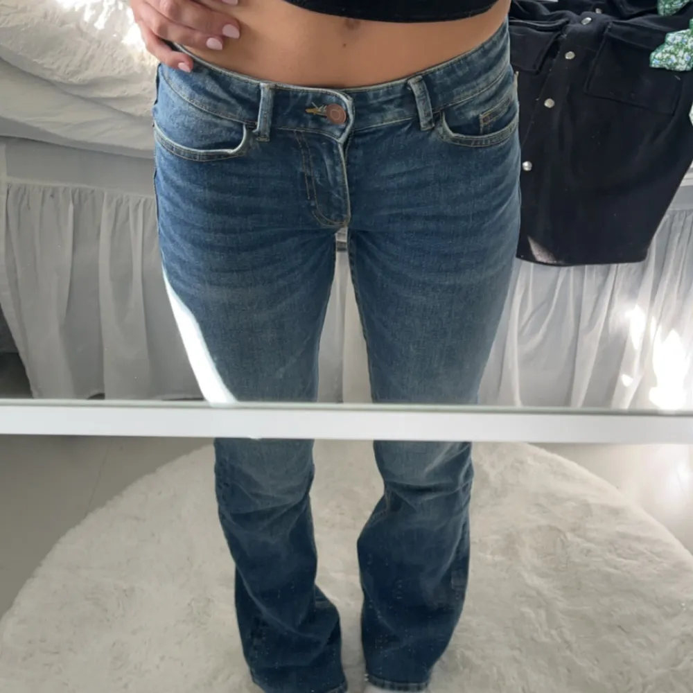 säljer mina lågmidjade mörkblåa jeans för att dom inte kommer till användning längre!. Jeans & Byxor.
