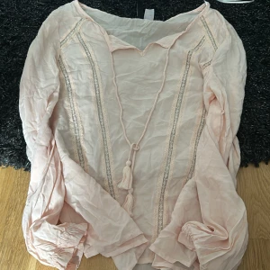 Snygg råsa blus - Säljer Jätte fin råsa blus som inte kommit till användning den sitter bra💗