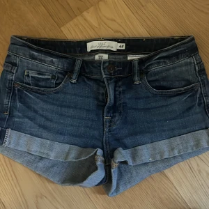 Lågmidjade hm shorts i storlek 25 - Lågmidjade Hm shorts till sommaren. Passar till allt ❤️