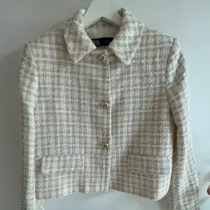 Säljer den här jackan från Zara, den är väldigt tunn så passar perfekt till sommaren. Har tyvärr aldrig kommit till användning.