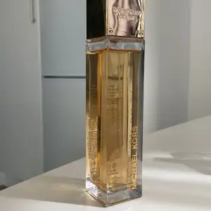 Säljer denna Michael kors parfymen sexy Amber edp i 100 ml från början. Avgör mängd själva. Kolla igenom alla bilder för info! 
