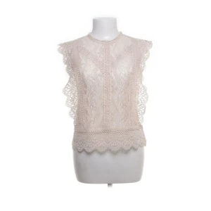 Blus från zara i storlek s - Säljer min beige/rosa blus från zara i storlek s då den inte kommer till användning💛 är i väldigt fint skick och är knappt använd!