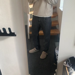 Weekday space jeans - Säljer dessa raka jeansen, de är i mycket bra skick och säljs för 500 sek i nypris. Dessa är 27 i waist och 30 i längd👍