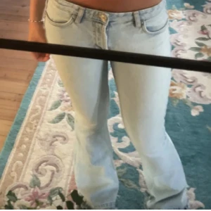 Zara jeans  - Säljer dessa lågmidjade bootcut jeans från zara då jag har tröttnat på dom! Dom är i ett jättefint jeans material och sköna att använda! Inga defekter❤️mina bilder!!