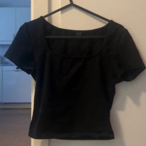 Basic tshirt - Basic svart tshirt från shein. Lite kortare i modellen. Storlek Xs   Kan frakta men även mötas upp i varberg💕 Kontakta mig för frågor. Pris kan absolut diskuteras.