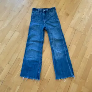 Jeans med coola fickor där fram från H&M i storlek 34 som jag har klippt av så de är lite kortare 😊. 