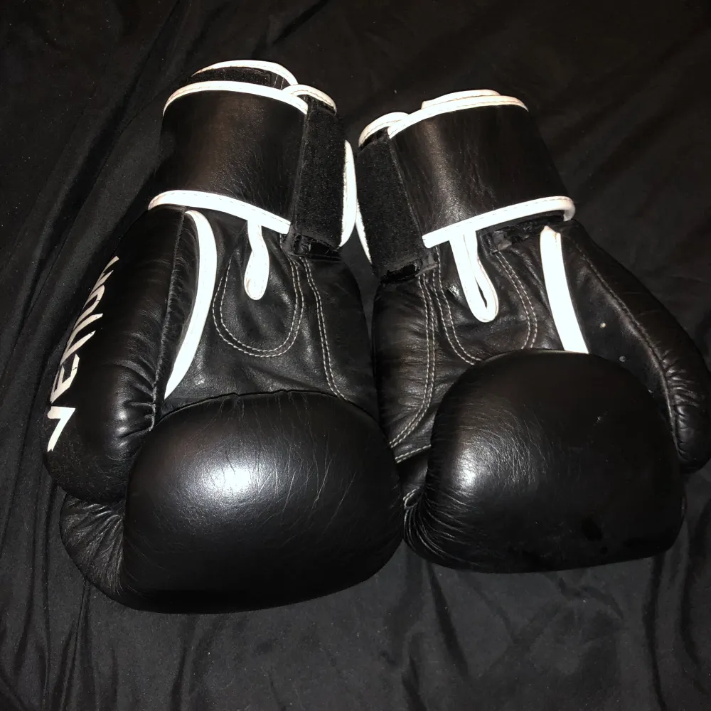 Venum boxnings handskar med en vikt på 16 oz. Använda.. Sport & träning.