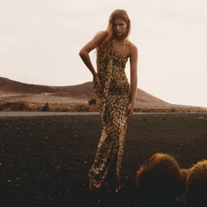 Set från zara - Säljer hela setet från zara då jag inte tyckte de passade på mig. Båda har prislapp kvar. Kjolen är k en M och toppen i en S. Om man vill köpa separat så kan man skriva privat.