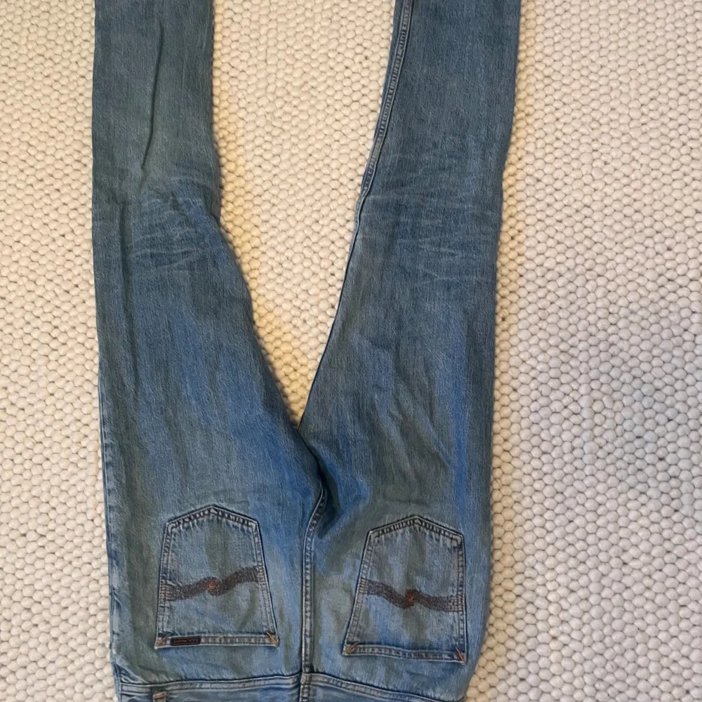 Ett par nudie jeans välanvända men väldigt snygg blek färg.. Jeans & Byxor.