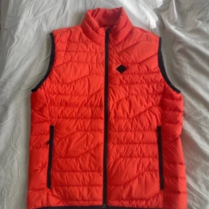 J.Lindeberg väst - Helt ny väst från J.Lindeberg  Perfekt till golfbanan  Storlek. M Nypris. 1300kr Pris. 600kr kan diskuteras 