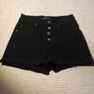 Ett par svarta shorts med fyra knappar. Shortsen är sällan använda med ett bra skick 💗