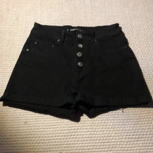 Svarta shorts  - Ett par svarta shorts med fyra knappar. Shortsen är sällan använda med ett bra skick 💗