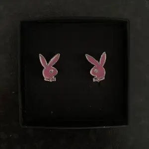 Säljer dessa snygga Playboy örhängen, aldrig använt 